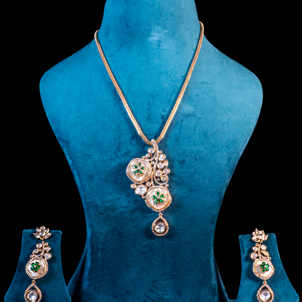 Mother Pearl Pendant Set – Elegant Green Charm